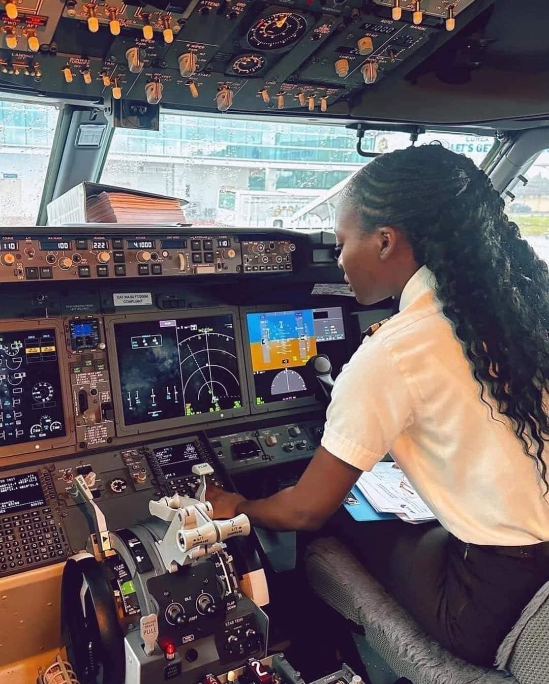 Jennifer Yhaye Qui Est L Ivoirienne La Plus Jeune Femme Pilote D