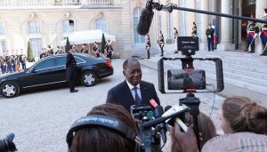 Alassane Ouattara s'adressant à la presse, au sortir de l'audience avec Emmanuel Macron