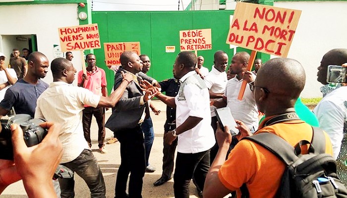 Sit-in de jeunes du PDCI après la signature par Henri Konan Bédié, de l'accord politique sur le parti unifié, le mardi 17 avril 2018