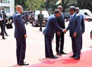 Alassane Ouattara, accueilli par le ministre Jean Claude Kouassi