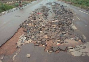 En mai 2016, il a suffi d'une pluie pour que le bitume sur le nouveau boulevard Alassane Ouattara d'Odienné, soit dégradé