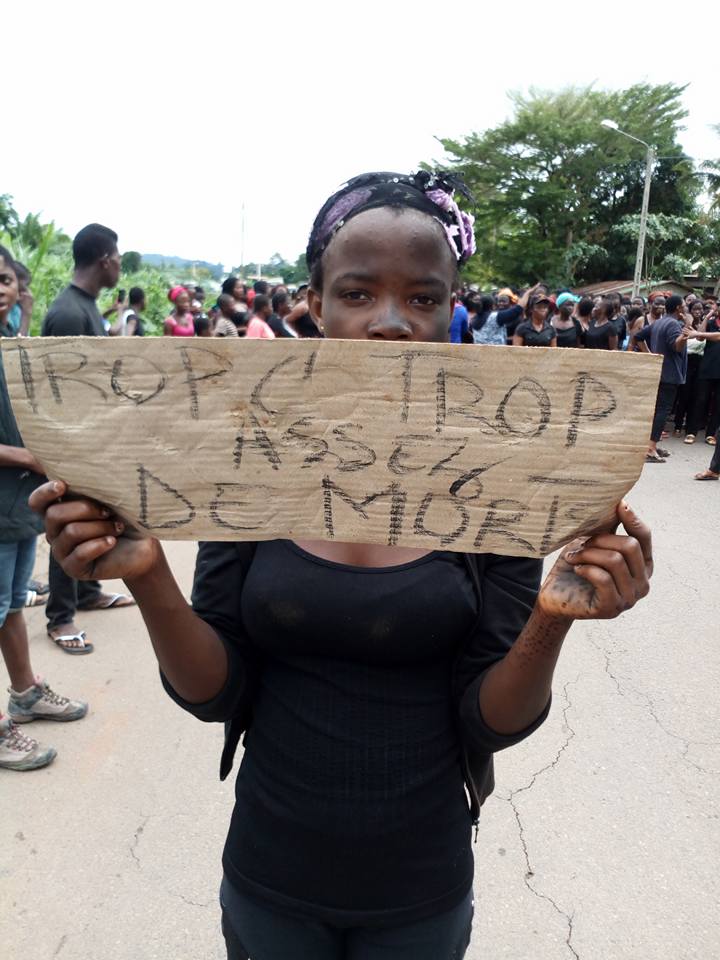 A Bangolo, des jeunes filles marchent pour dire ça suffit