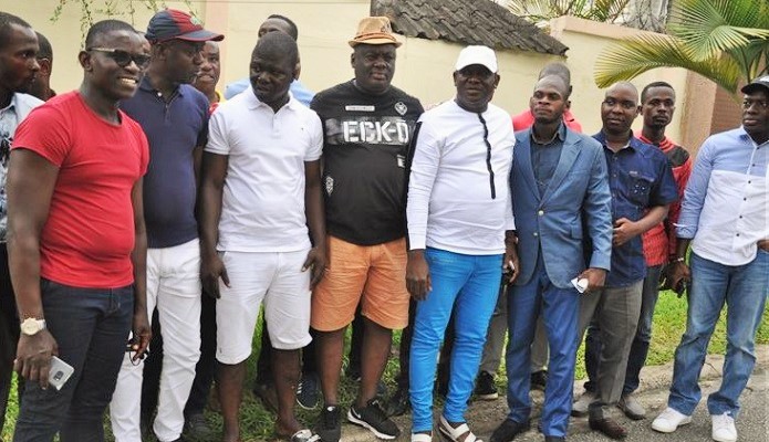 Des jeunes du PDCI au domicile de Maurice Kakou Guikahué