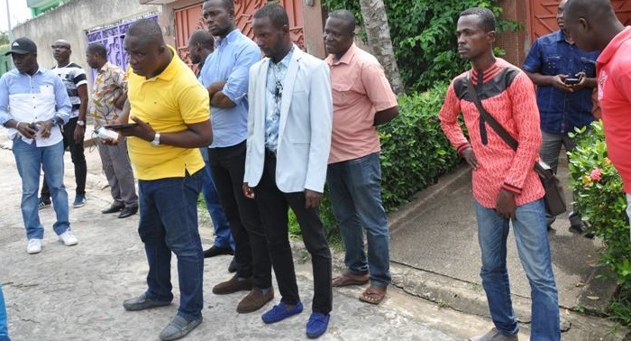 Des jeunes du PDCI devant domicile de Maurice Kakou Guikahué, ce samedi 2 juin 2018 (Ph : Joseph Lankoade)