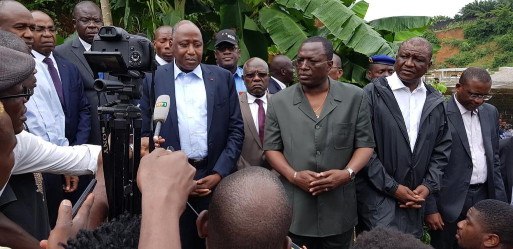 Le premier ministre Amadou Gon Coulibaly entouré des ministres de la défense et de la Sécurité, à Attécoubé