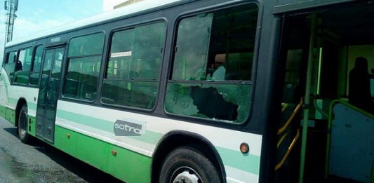 Un bus de la Sotra caillassé sur le campus de Cocody