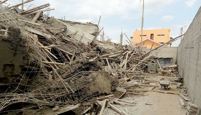 Effondrement d'un immeuble à Yamoussoukro : une vue des gravats montre des fers à béton douteux