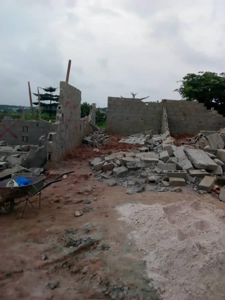 Adama Sylla n'a pas attendu le ministère de la Construction, pour faire démolir la construction faite par dame Naminata Sylla sur sa "propriété"