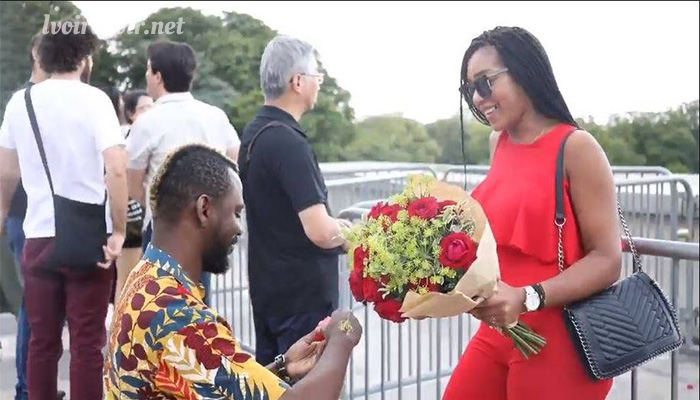 DJ Kedjevara lors de sa demande en mariage, ce dimanche 29 juillet 2018 au pied de la Tour Eiffel à Paris
