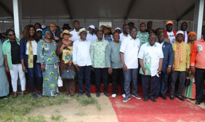 Photo de famille à l'issue du meeting de Divo