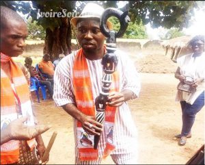 Alexis Sékongo, promoteur du Sénang Festival, ce vendredi 5 octobre 2018, lors d'une visite chez des artisans