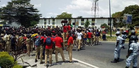 Marche des élèves du Lycée classique d'Abidjan à la RTI