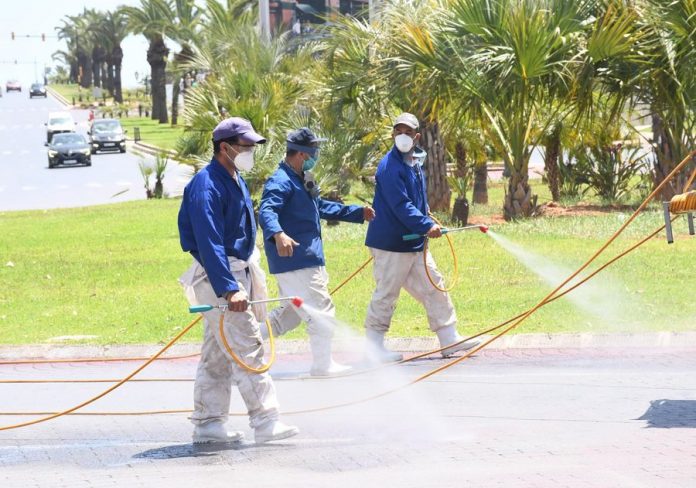 Des professionnels de santé désinfectent une zone publique à Rabat, au Maroc, le 7 mai 2020. Le ministère marocain de la Santé a annoncé jeudi 140 nouveaux cas de COVID-19, portant le nombre total de cas confirmés dans le pays à 5.548. (Photo par Chadi/Xinhua) Des professionnels de santé désinfectent une zone publique à Rabat, au Maroc, le 7 mai 2020. Le ministère marocain de la Santé a annoncé jeudi 140 nouveaux cas de COVID-19, portant le nombre total de cas confirmés dans le pays à 5.548. (Photo par Chadi/Xinhua)