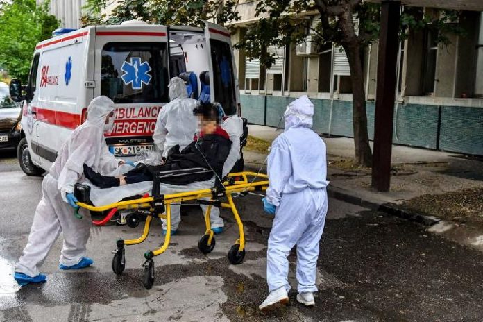 Le personnel médical portant des combinaisons de protection transporte un patient infecté par le COVID-19 à Skopje, en Macédoine du Nord, le 6 juin 2020. (Xinhua/Tomislav Georgiev)