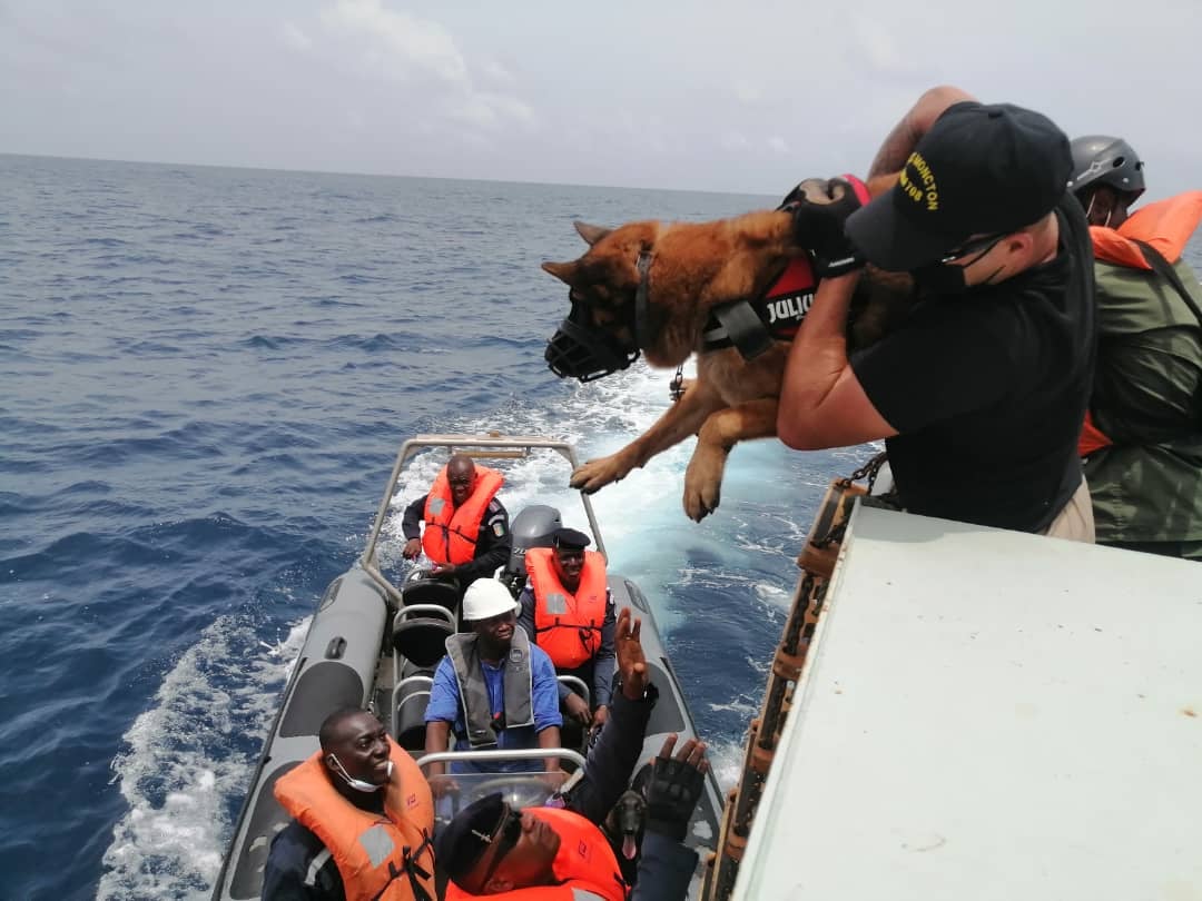 Obangamé express 2023: lutte contre le Narco Trafic, engagement des chiens de la brigade cynophile de Gendarmerie à bord des bateaux, des images