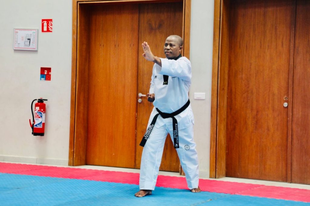 Le Général de Corps d'Armée Alexandre Apalo Touré reçoit sa ceinture noire 6ème DAN de taekwondo