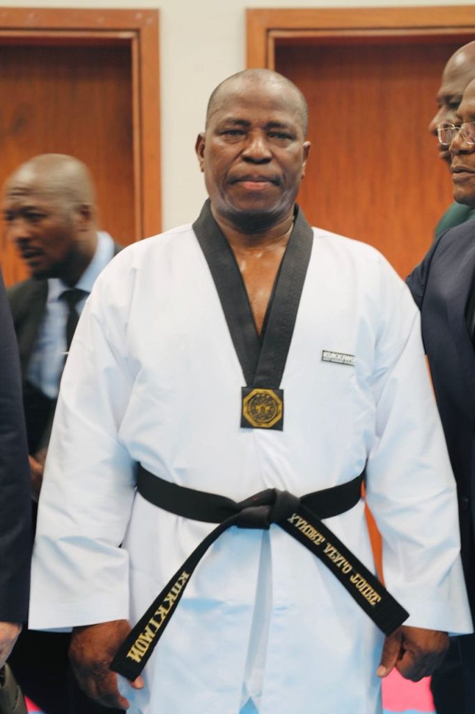 Le Général de Corps d'Armée Alexandre Apalo Touré reçoit sa ceinture noire 6ème DAN de taekwondo