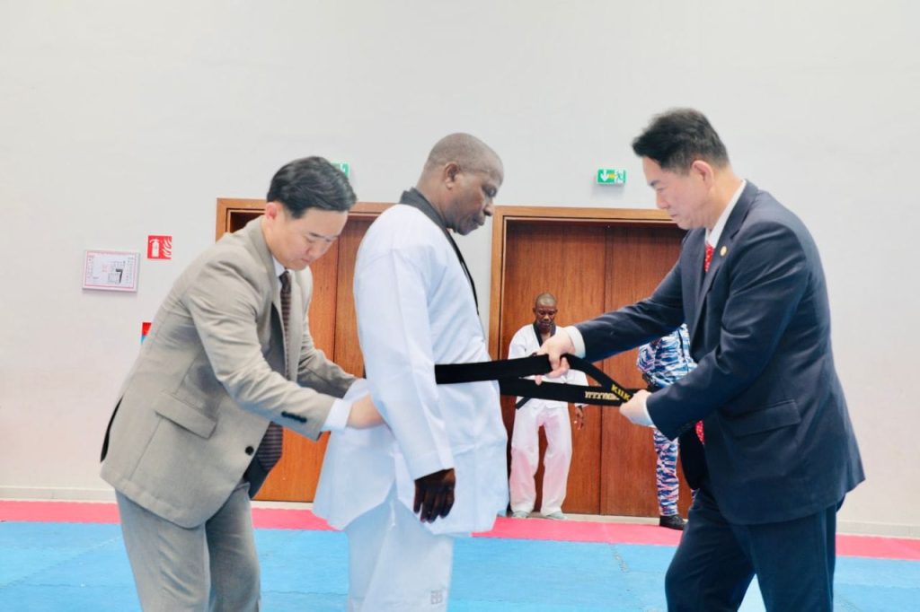 Le Général de Corps d'Armée Alexandre Apalo Touré reçoit sa ceinture noire 6ème DAN de taekwondo