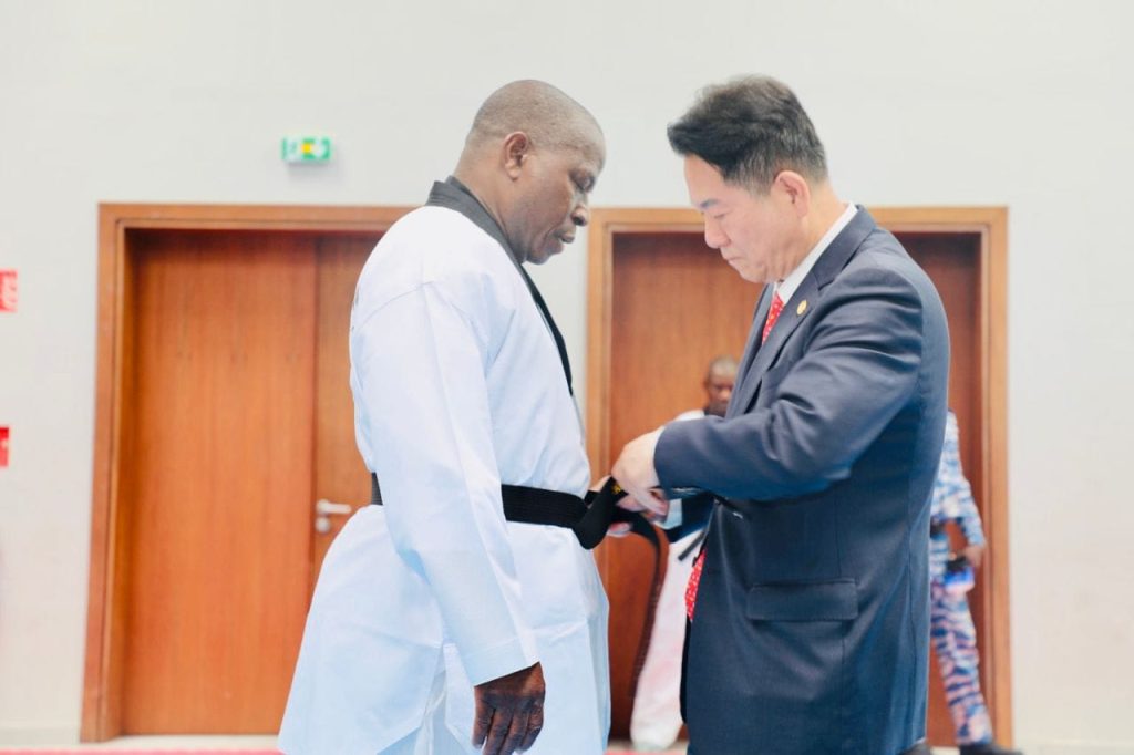 Le Général de Corps d'Armée Alexandre Apalo Touré reçoit sa ceinture noire 6ème DAN de taekwondo