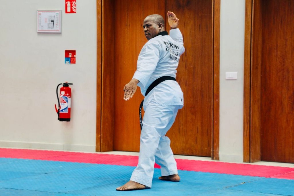 Le Général de Corps d'Armée Alexandre Apalo Touré reçoit sa ceinture noire 6ème DAN de taekwondo