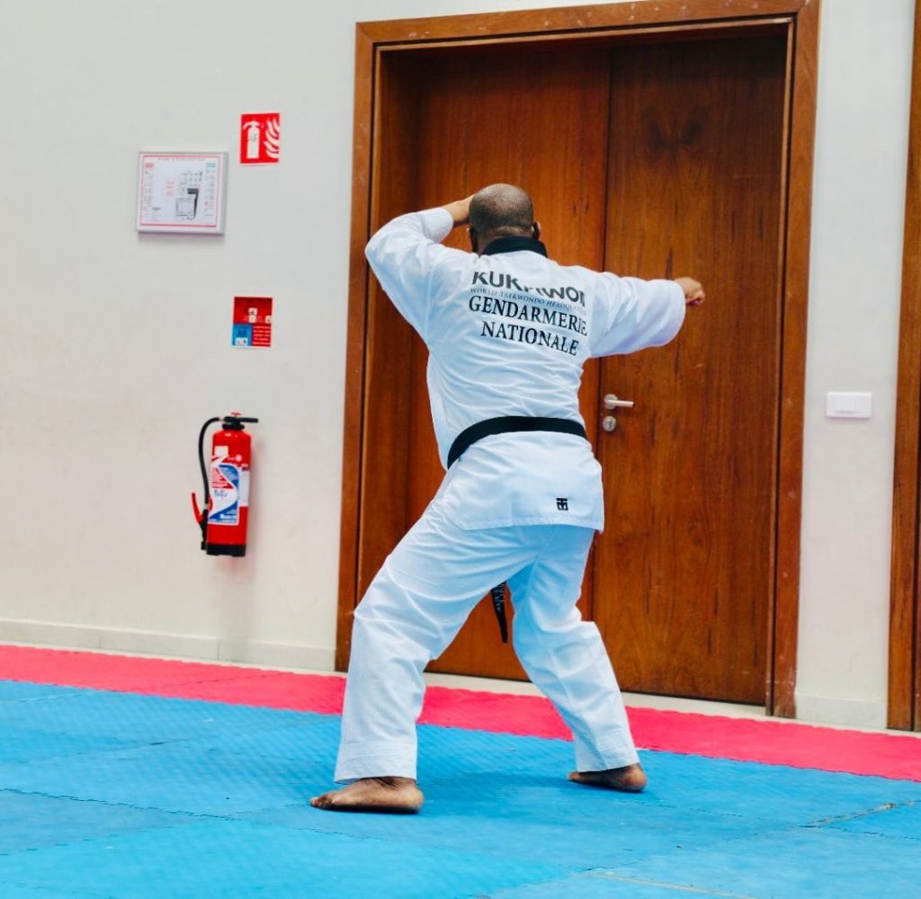 Le Général de Corps d'Armée Alexandre Apalo Touré reçoit sa ceinture noire 6ème DAN de taekwondo