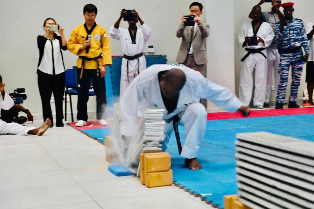 Le Général de Corps d'Armée Alexandre Apalo Touré reçoit sa ceinture noire 6ème DAN de taekwondo