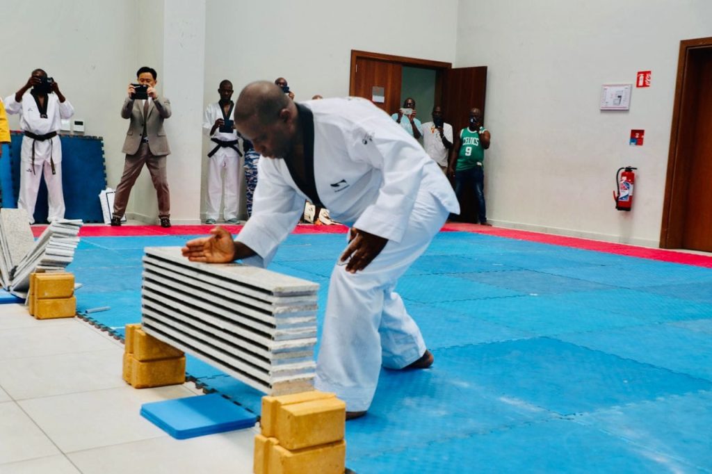 Le Général de Corps d'Armée Alexandre Apalo Touré reçoit sa ceinture noire 6ème DAN de taekwondo