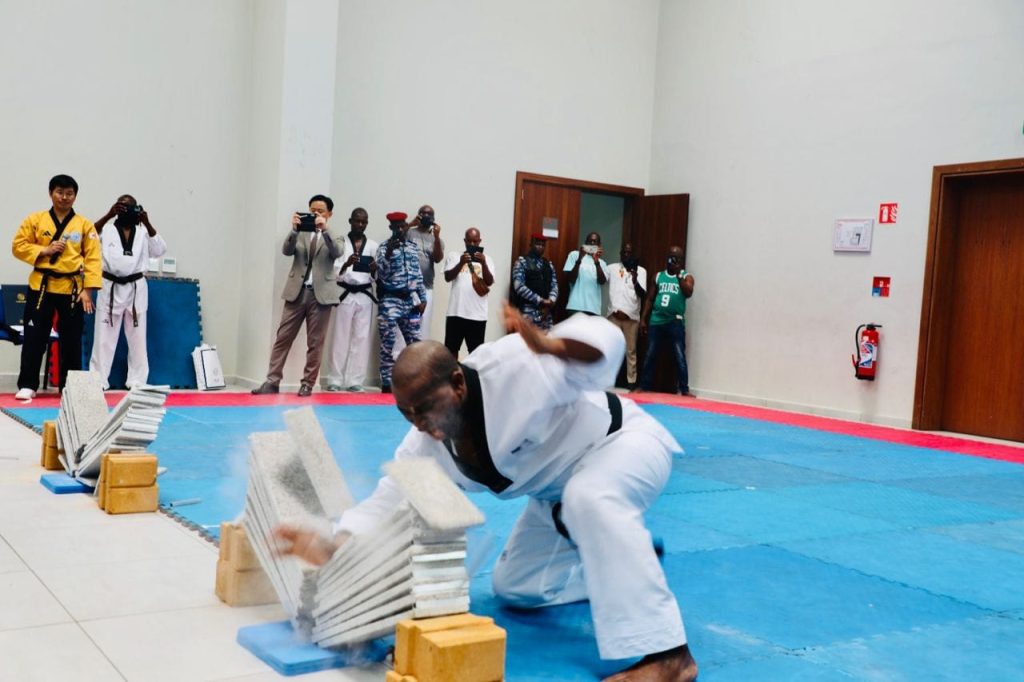 Le Général de Corps d'Armée Alexandre Apalo Touré reçoit sa ceinture noire 6ème DAN de taekwondo