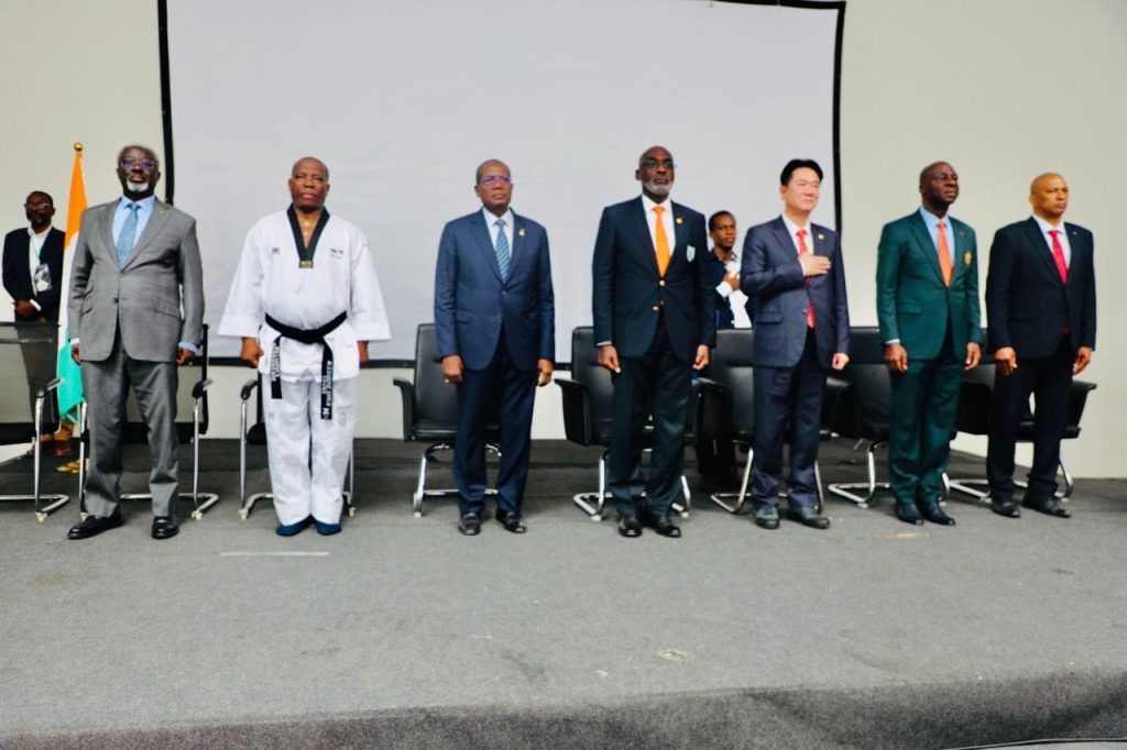 Le Général de Corps d'Armée Alexandre Apalo Touré reçoit sa ceinture noire 6ème DAN de taekwondo