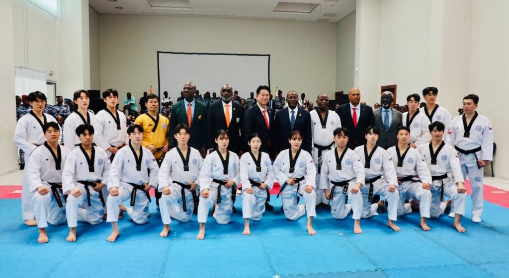 Le Général de Corps d'Armée Alexandre Apalo Touré reçoit sa ceinture noire 6ème DAN de taekwondo