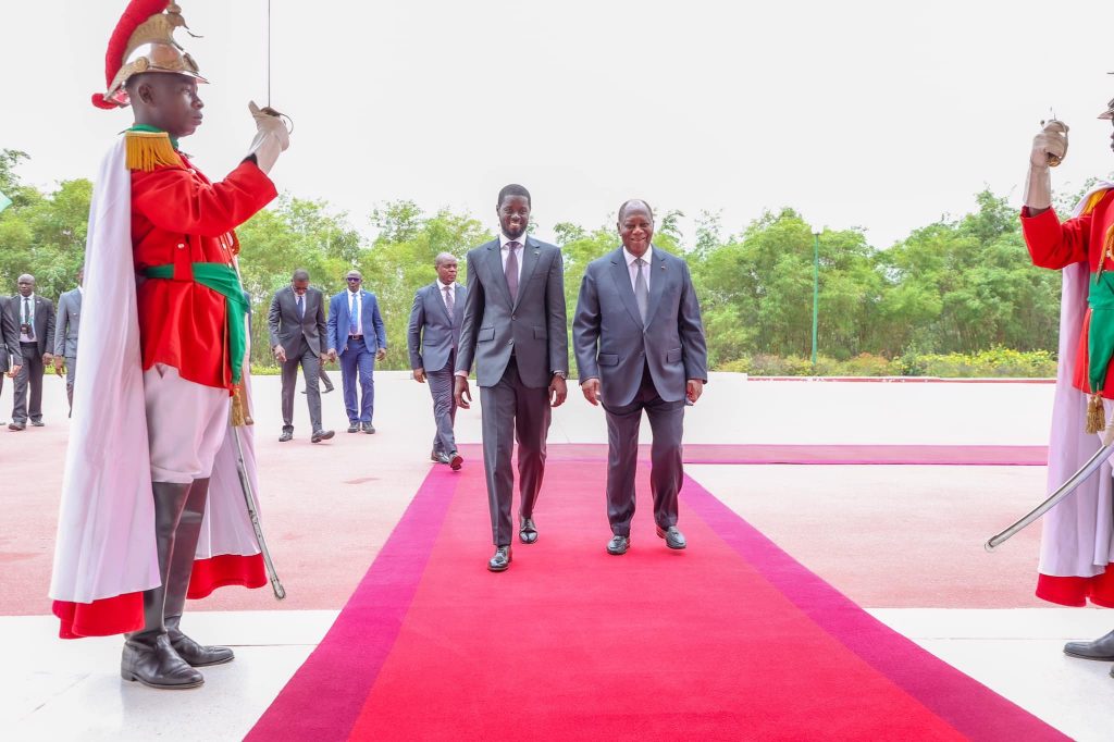 Bassirou Diomaye Faye et le président Ouattara lors de sa visite à Abidjan le 7 mai 2024